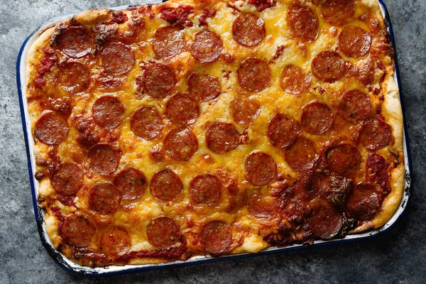 Nahaufnahme Von Detroit Style Pepperoni Pizza — Stockfoto