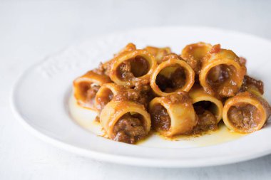 Bolonez ragu soslu bir tabak rustik kalamarata makarna.