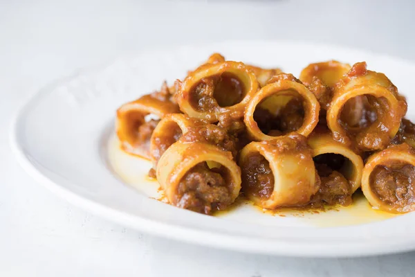 Närbild Tallrik Rustik Calamarata Pasta Bolognese Ragu Köttsås — Stockfoto