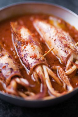 Domates soslu İtalyan kalamar dolması yakın plan.