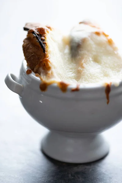 Perto Uma Tigela Sopa Cebola Francesa Cheesy — Fotografia de Stock