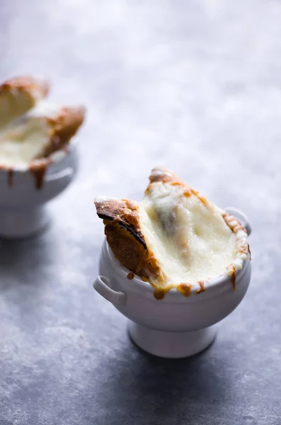 Perto Uma Tigela Sopa Cebola Francesa Cheesy — Fotografia de Stock