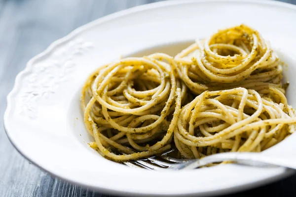 Fim Chapa Espaguete Molho Pesto Manjericão — Fotografia de Stock