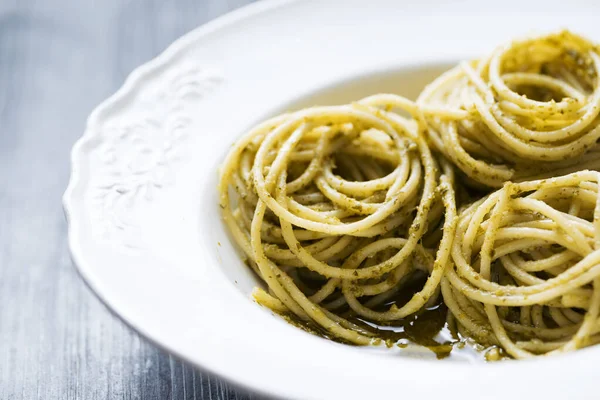 Gros Plan Assiette Spaghettis Sauce Pesto Basilic — Photo