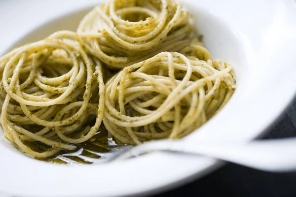 Gros Plan Assiette Spaghettis Sauce Pesto Basilic — Photo