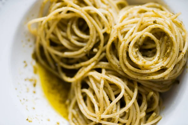 Gros Plan Assiette Spaghettis Sauce Pesto Basilic — Photo