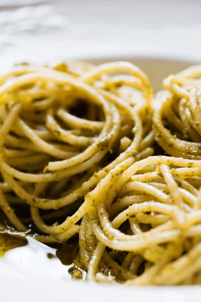 Zbliżenie Talerza Spaghetti Sosie Pesto Bazylii — Zdjęcie stockowe