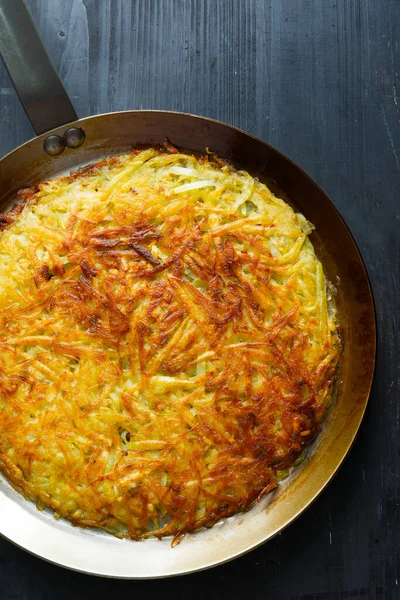 Nahaufnahme Einer Pfanne Mit Goldenem Schweizer Rosti Kartoffelpuffer — Stockfoto