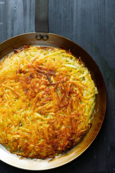 Close Van Een Pan Van Gouden Zwitserse Rosti Gebakken Aardappel — Stockfoto