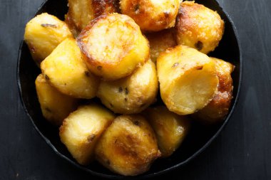 Kır tavasına yakın İngiliz usulü kızarmış ördek yağlı patatesler.