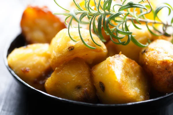 素朴な黄金のイギリスのローストダックの脂肪ジャガイモの鍋の近くに — ストック写真