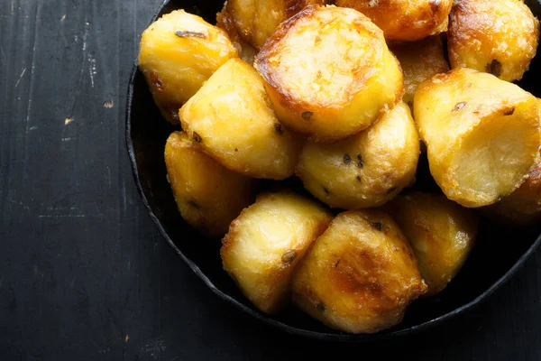Nahaufnahme Einer Pfanne Mit Rustikalen Goldenen Englischen Gebratenen Entenfett Kartoffeln — Stockfoto