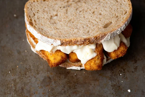 Nahaufnahme Von Rustikalen Goldenen Englischen Fischfingern Sandwich — Stockfoto