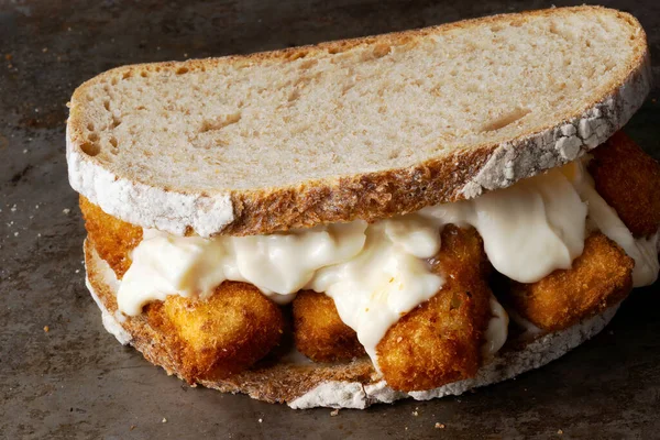 素朴な黄金の英語の魚の指のサンドイッチの終わり — ストック写真