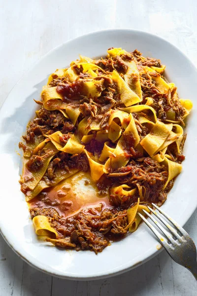 Tett Inntil Tallerkenen Med Rustisk Italiensk Pappardelle Pasta Bolognesesaus – stockfoto