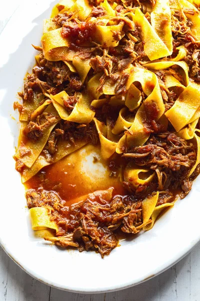 Close Prato Macarrão Pappardelle Italiano Rústico Molho Bolonha — Fotografia de Stock