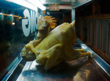 Haşlanmış tavuk sokak yemekleri konsepti