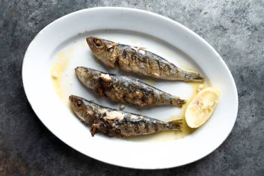 Izgara sardalya tabağını kapat.                              