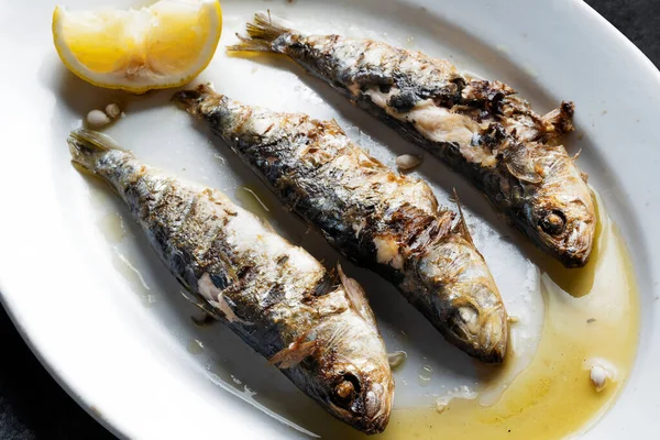 Izgara sardalya tabağını kapat.                              