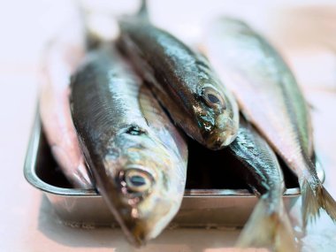 Pazardaki balık tepsisi