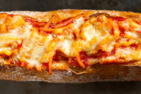 Domates soslu sandviçe konmuş rustik spagetti.                              