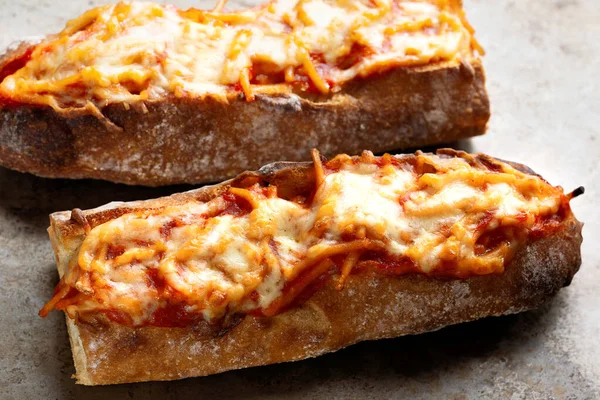 Domates soslu sandviçe konmuş rustik spagetti.                              