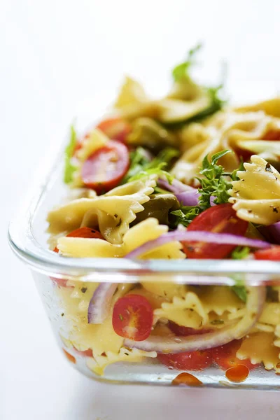 Close Van Een Dienblad Pasta Salade — Stockfoto