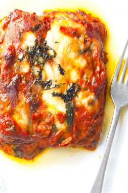 Bir tabak İtalyan patlıcanlı parmesan.                              