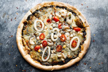 Kırsal İtalyan mürekkep balığı mürekkebi, siyah deniz ürünleri pizzası.