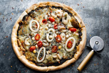 Kırsal İtalyan mürekkep balığı mürekkebi, siyah deniz ürünleri pizzası.