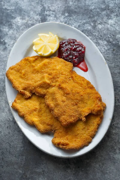 Close Golden Breaded German Schnitzel — Stock fotografie