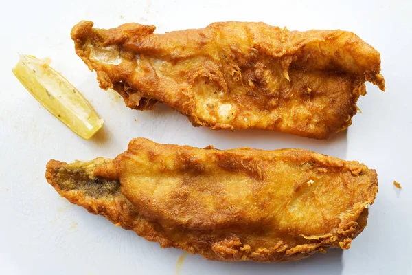 Geleneksel altın İngiliz balık ve cipslerine yakın çekim                            