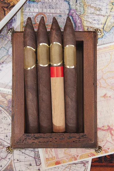 dört puro kutusunda renkli arka plan üzerinde