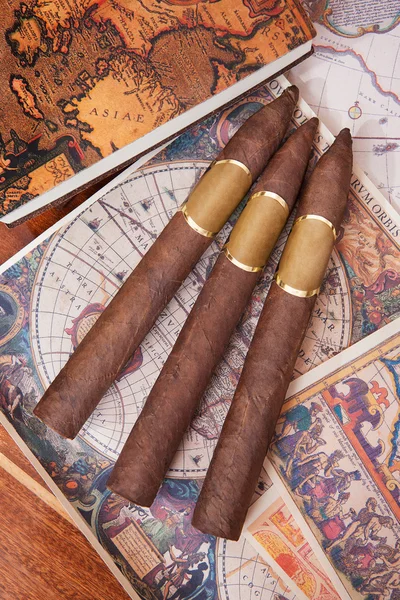 Три сигары лежат на красочном фоне — стоковое фото