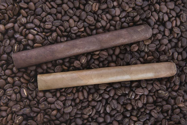 kahve çekirdekleri zemin üzerine iki puro