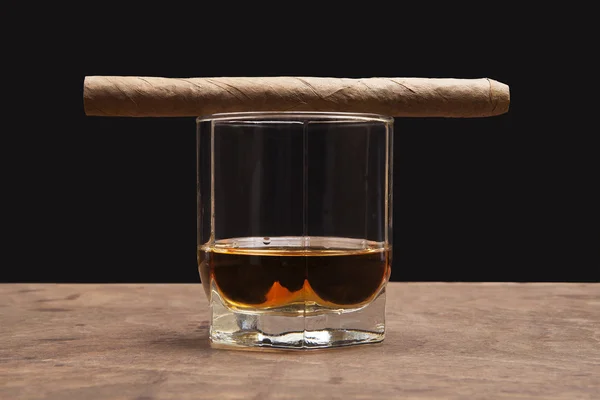 Cigarr och ett glas whiskey — Stockfoto