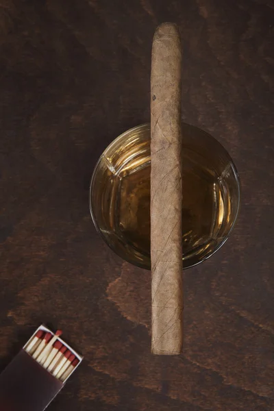 Cigarrillo en el vaso con whisky . —  Fotos de Stock