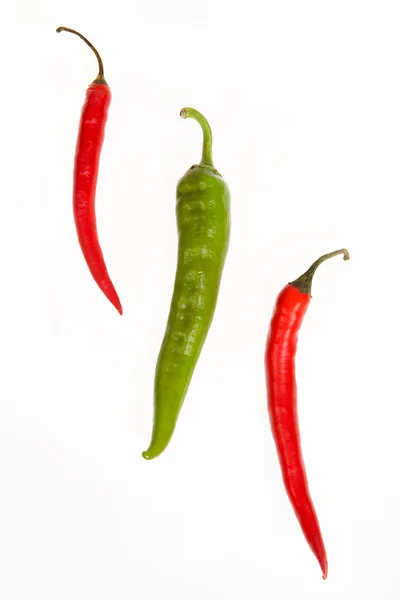 bir yeşil ve beyaz zemin üzerine iki kırmızı biber
