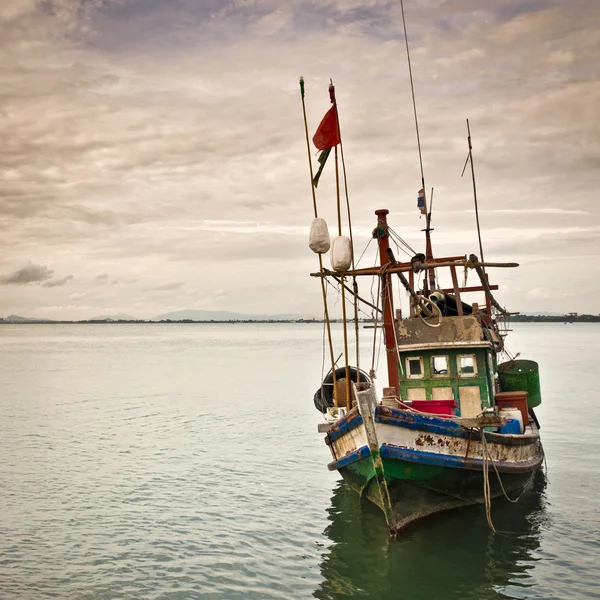 Un bateau de pêche thaï dans le port dans le golfe du Siam près de Pattaya Thaïlande — Photo