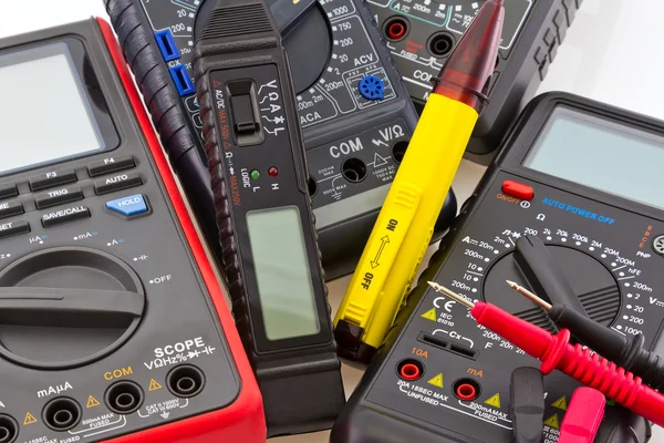 Detail van verschillende draagbare multimeters (universeelmeters) — Stockfoto