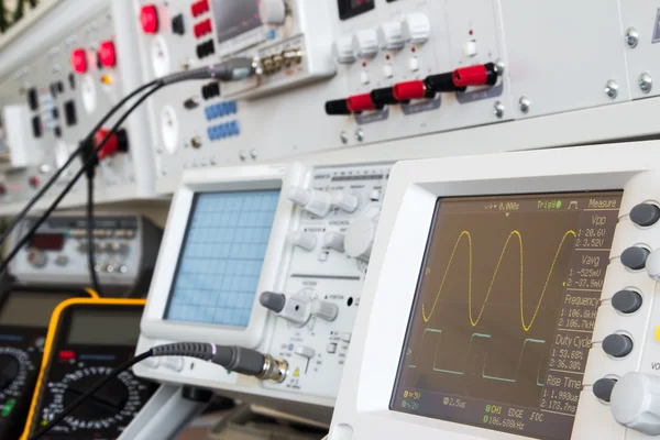 Digitale en analoge oscilloscoop op de voorgrond Stockafbeelding