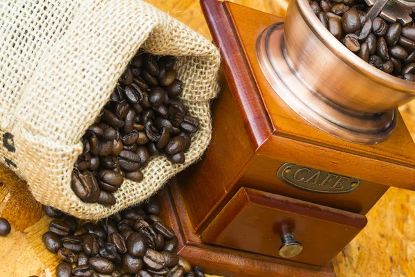 Fresh roasted coffee beans and old coffee grinder — Stock Photo, Image