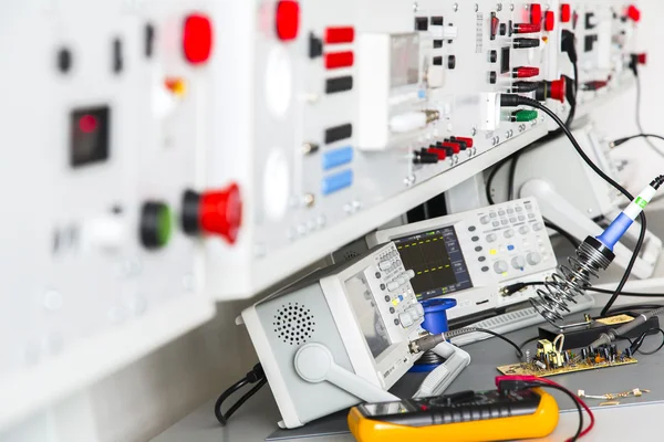 Repair faulty pulse source using an oscilloscope — Stock Photo, Image