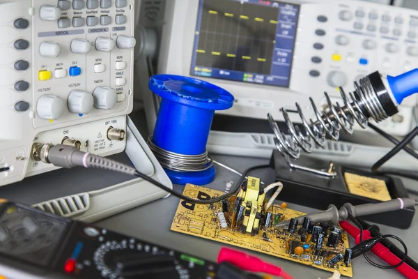 Repair faulty pulse source and checking — Stock Photo, Image