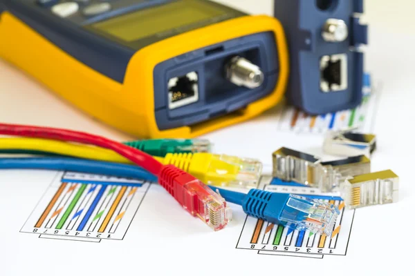 Beëindiging van gekleurde rj45 kabels en tester voor computer netwo — Stockfoto