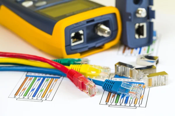 Uppsägning av färgade rj45 kablar och tester för dator tabärare — Stockfoto