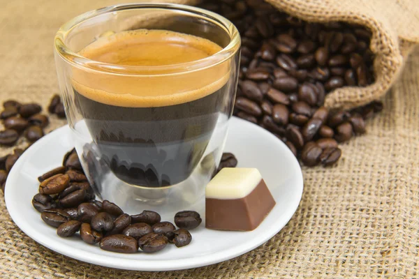 Frischer Espresso-Kaffee mit Crema mit Pralinen — Stockfoto