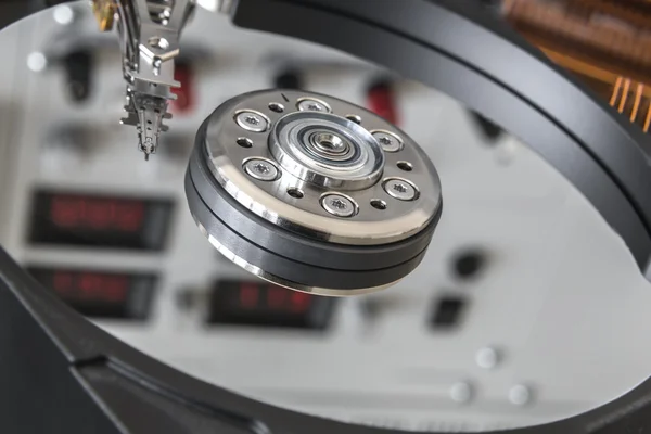 Відкритий жорсткий диск дисковод і відображення панелі лабораторні — стокове фото