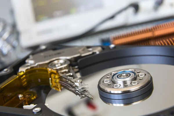 Opened HDD disc drive in the laboratory — Stock Photo, Image