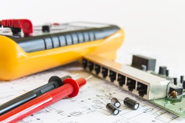 Yedek filtre kapasitörler ağlar arasında geçiş